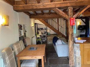 Living room - 🌿 Quaint Country Cottage With Valley Views, Dog-friendly & Horse-friendly (Blaydon on Tyne)