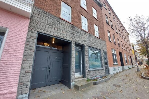 المنشأة من الخارج