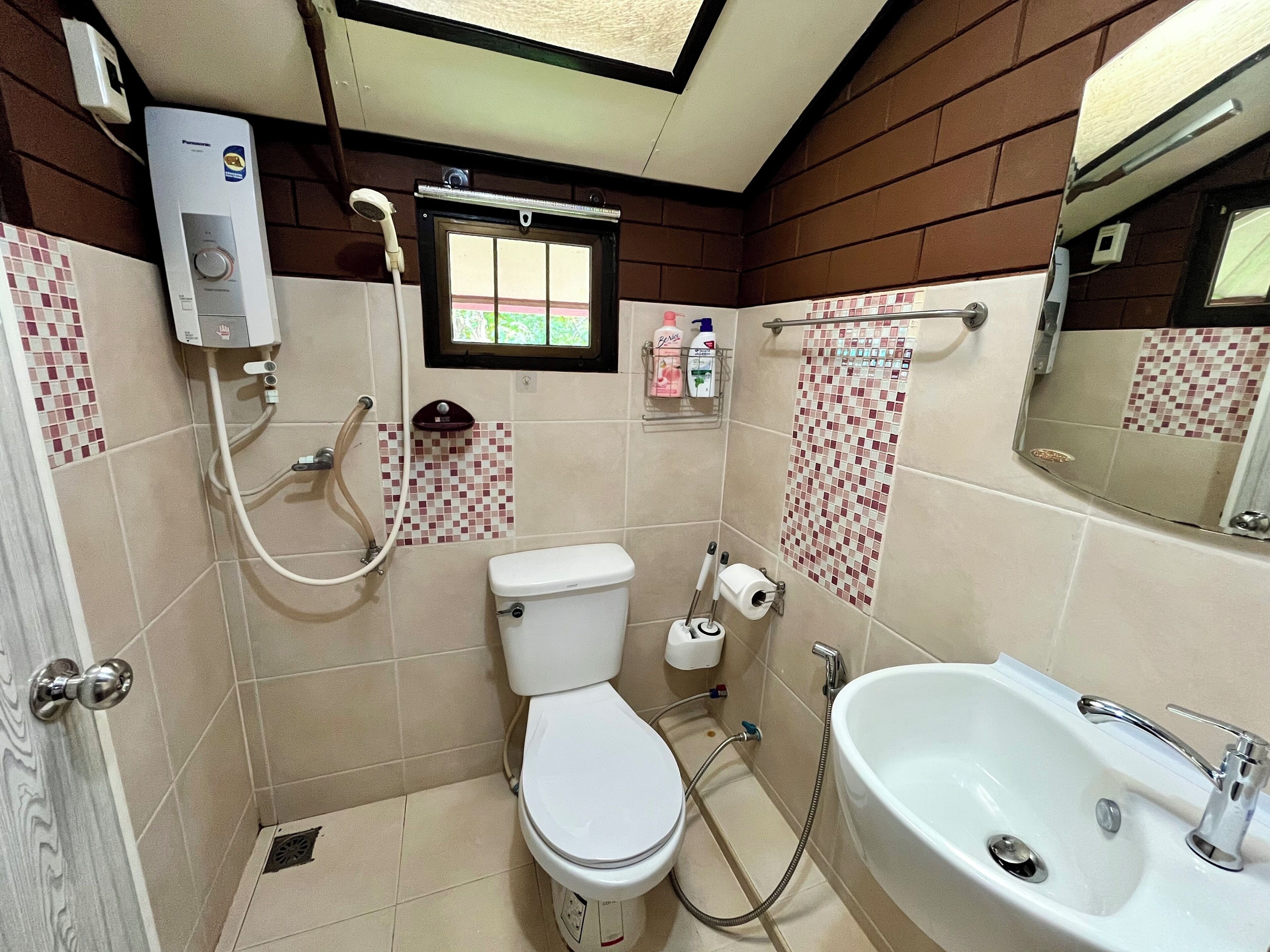 Classic Room, Garden View, Courtyard Area | Bathroom | Shower, towels, soap, shampoo
