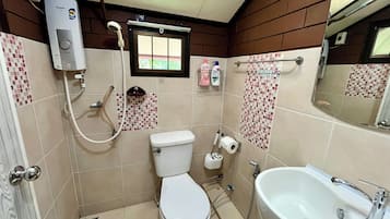 Classic Room, Garden View, Courtyard Area | Bathroom | Shower, towels, soap, shampoo