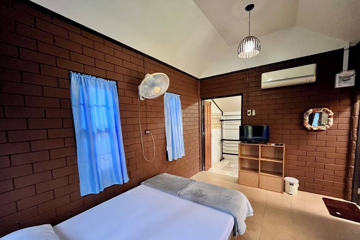 Classic Room, Garden View, Courtyard Area | Blackout drapes, rollaway beds (surcharge), WiFi (free), bed sheets