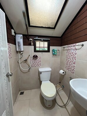Habitación clásica, vista al jardín, en el área del patio | Baño | Regadera, toallas, jabón, shampoo 