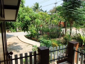Habitación clásica, vista al jardín, en el área del patio | Vista frontal de la propiedad