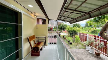 Quarto clássico, vista para o jardim, no pátio | Terraço/pátio