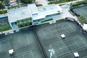 An aerial view of a sports complex with multiple tennis courts and a building with a flat roof. - Casagrandesouthbeach by AmericanVacationLiving 4Rm (Miami Beach)
