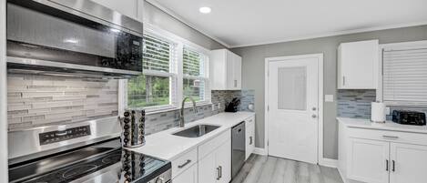 Mikrowelle, Ofen, Herdplatte, Geschirrspüler