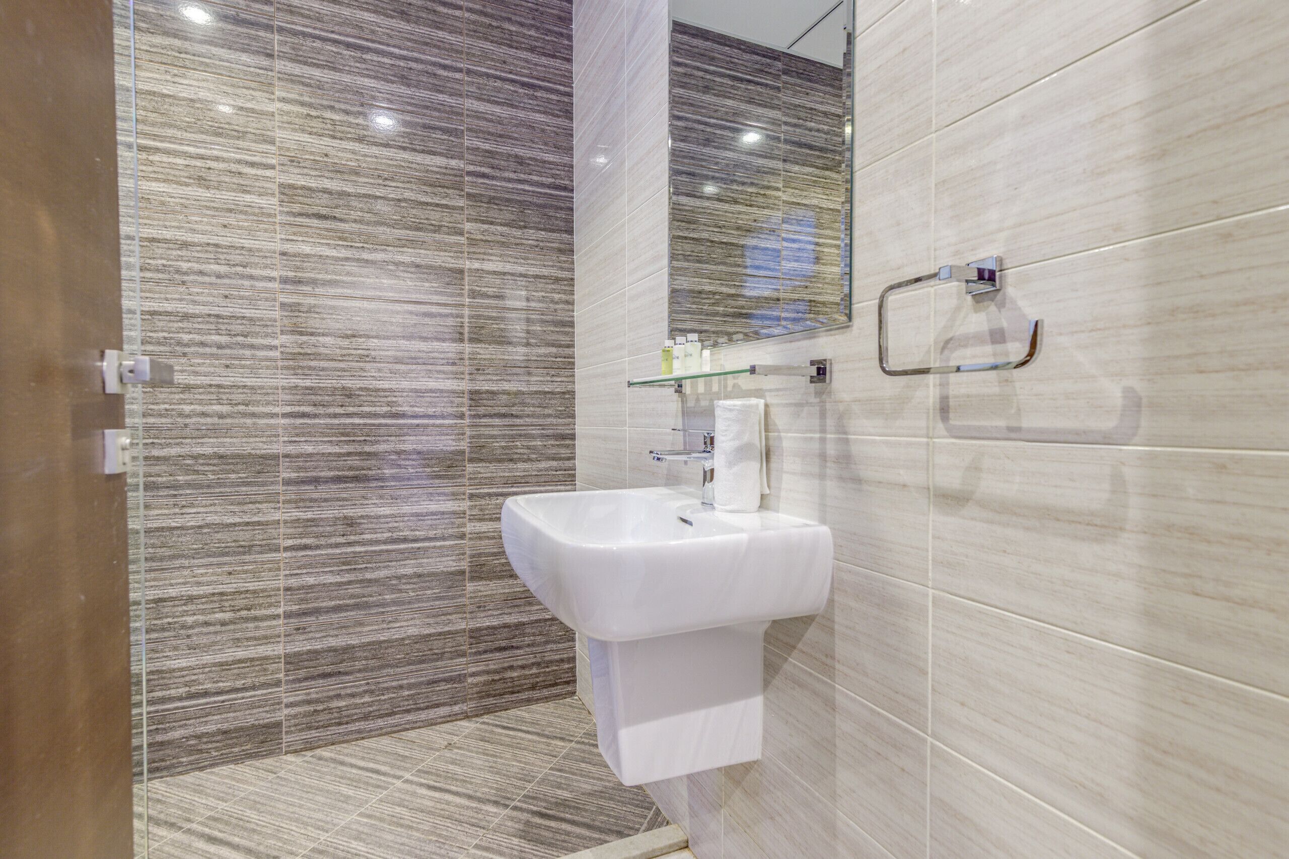 Douche, sèche-cheveux, bidet, serviettes fournies