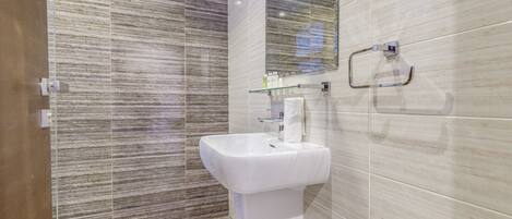 Douche, sèche-cheveux, bidet, serviettes fournies