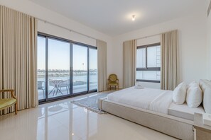 5 室のベッドルーム、セーフティボックス (室内)、アイロン / アイロン台、WiFi (無料)