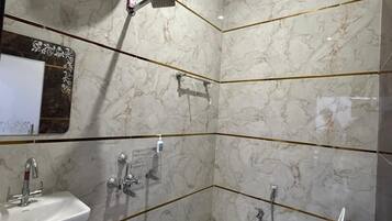 Toallas, jabón, shampoo, papel higiénico