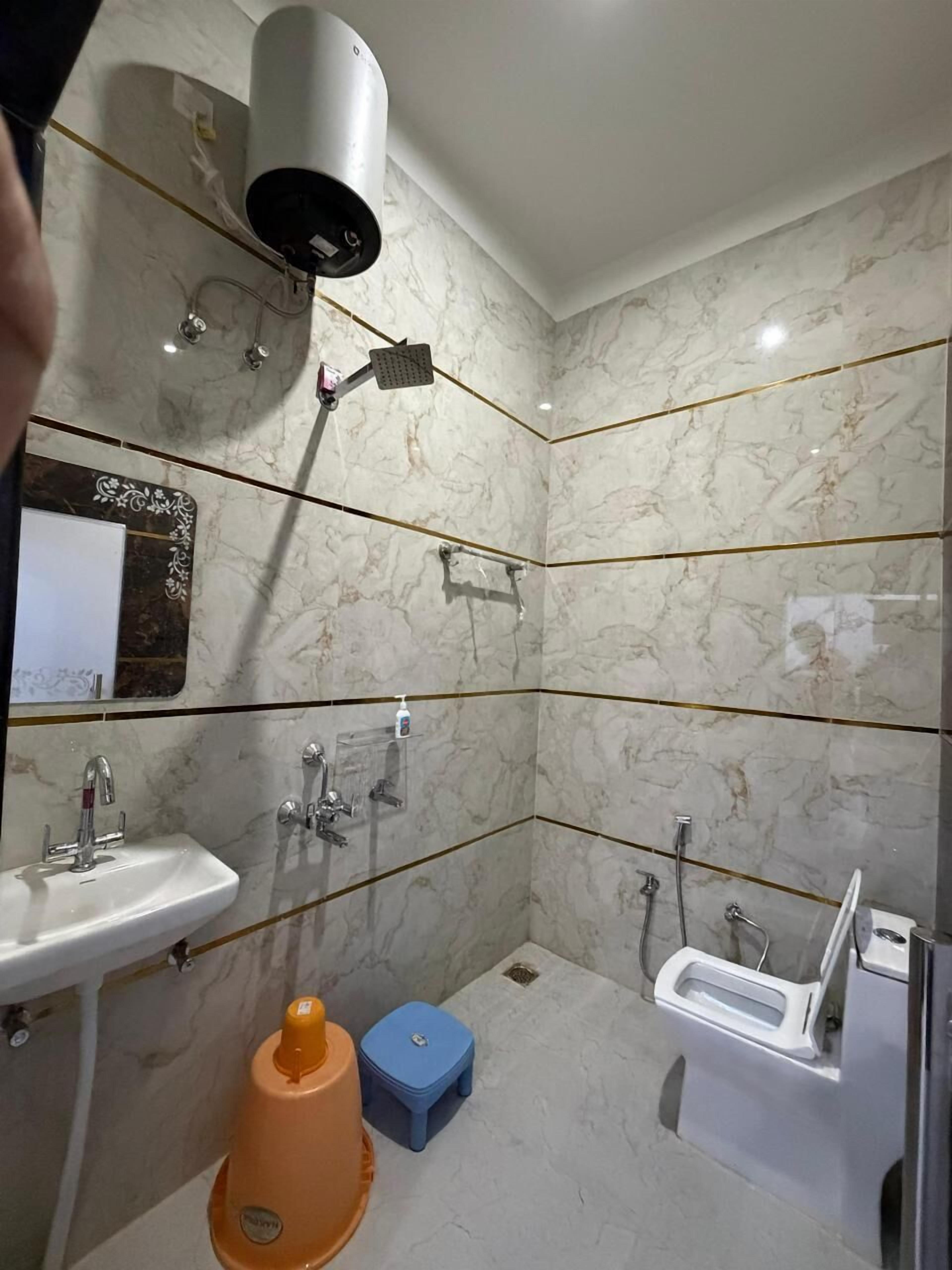 Towels, soap, shampoo, toilet paper