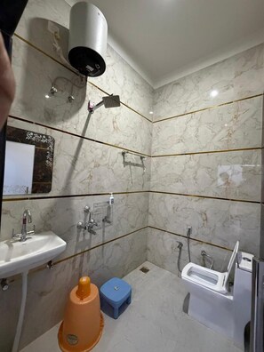 Towels, soap, shampoo, toilet paper