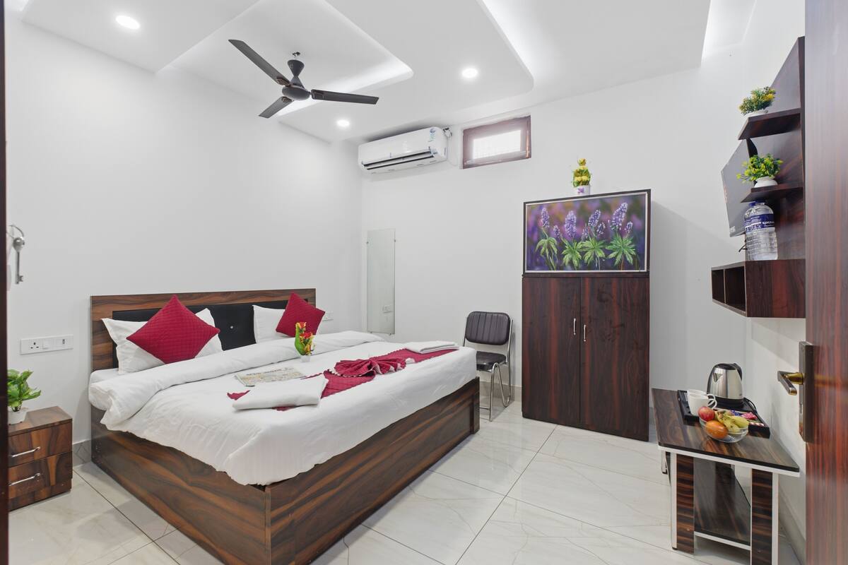 Kamar Deluks | Meja kerja