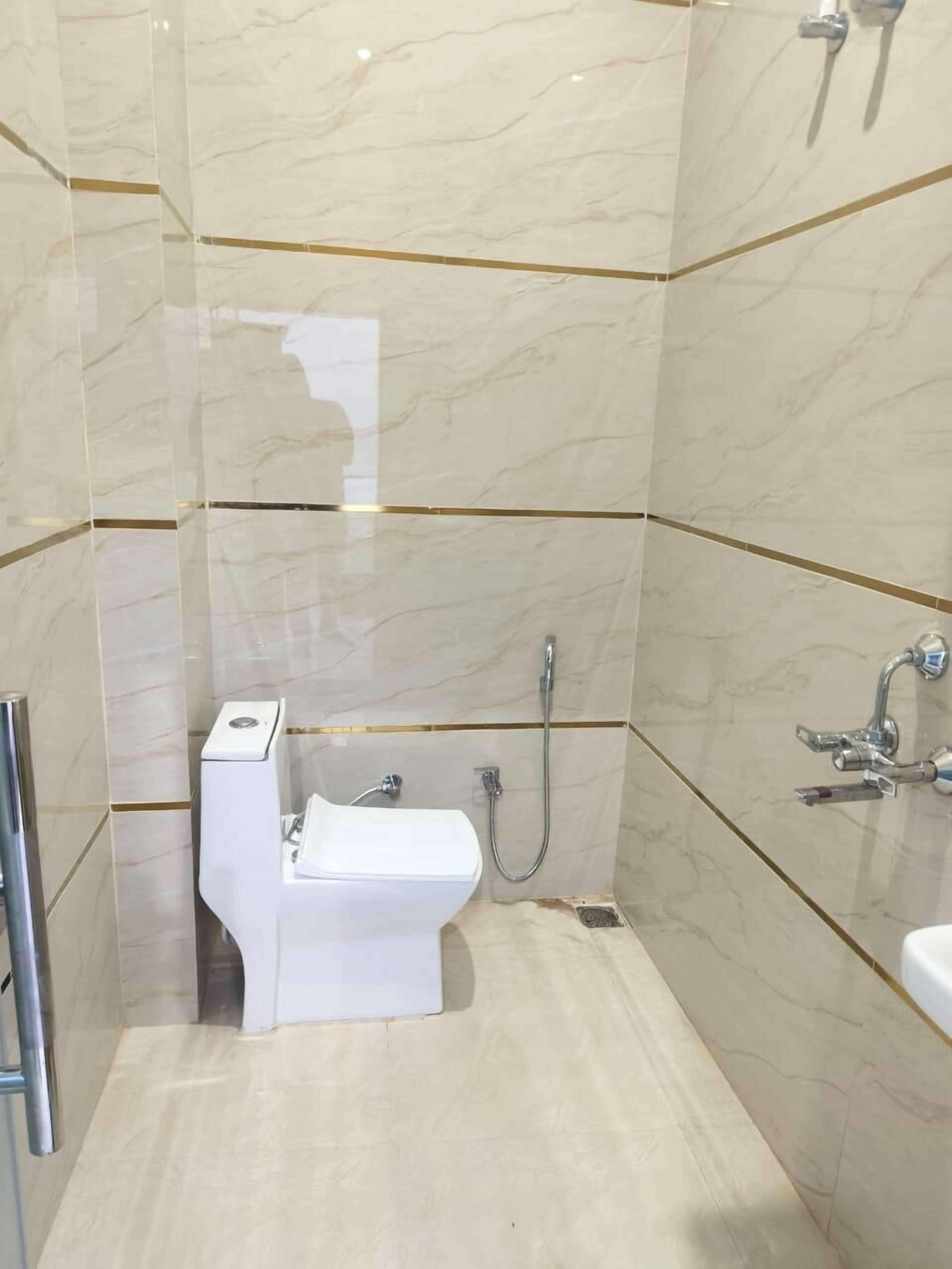 Towels, soap, shampoo, toilet paper