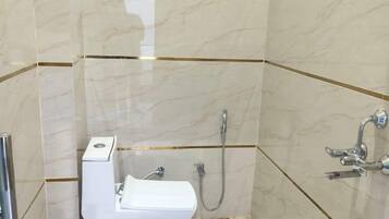 Toallas, jabón, shampoo, papel higiénico