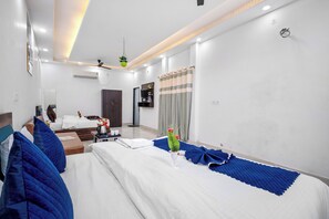 Family Room | Desk - Shree Sita Sadan (Faizabad)