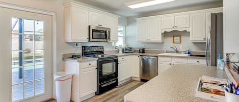 Een koelkast, een microgolfoven, een kookplaat, een vaatwasser