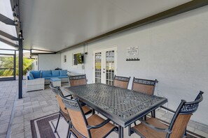 Outdoor dining - Poolside Retreat 2 Mi to Dtwn Cape Coral (Cape Coral)