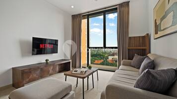 Căn hộ, 2 phòng ngủ, quang cảnh thành phố | Khu phòng khách | Smart TV, Netflix, dịch vụ stream