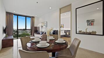 Apartment, 2 Bedrooms, City View | Dining room