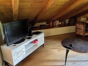 Interior - House in the middle of fields with direct access to the Valserine river (Mijoux)