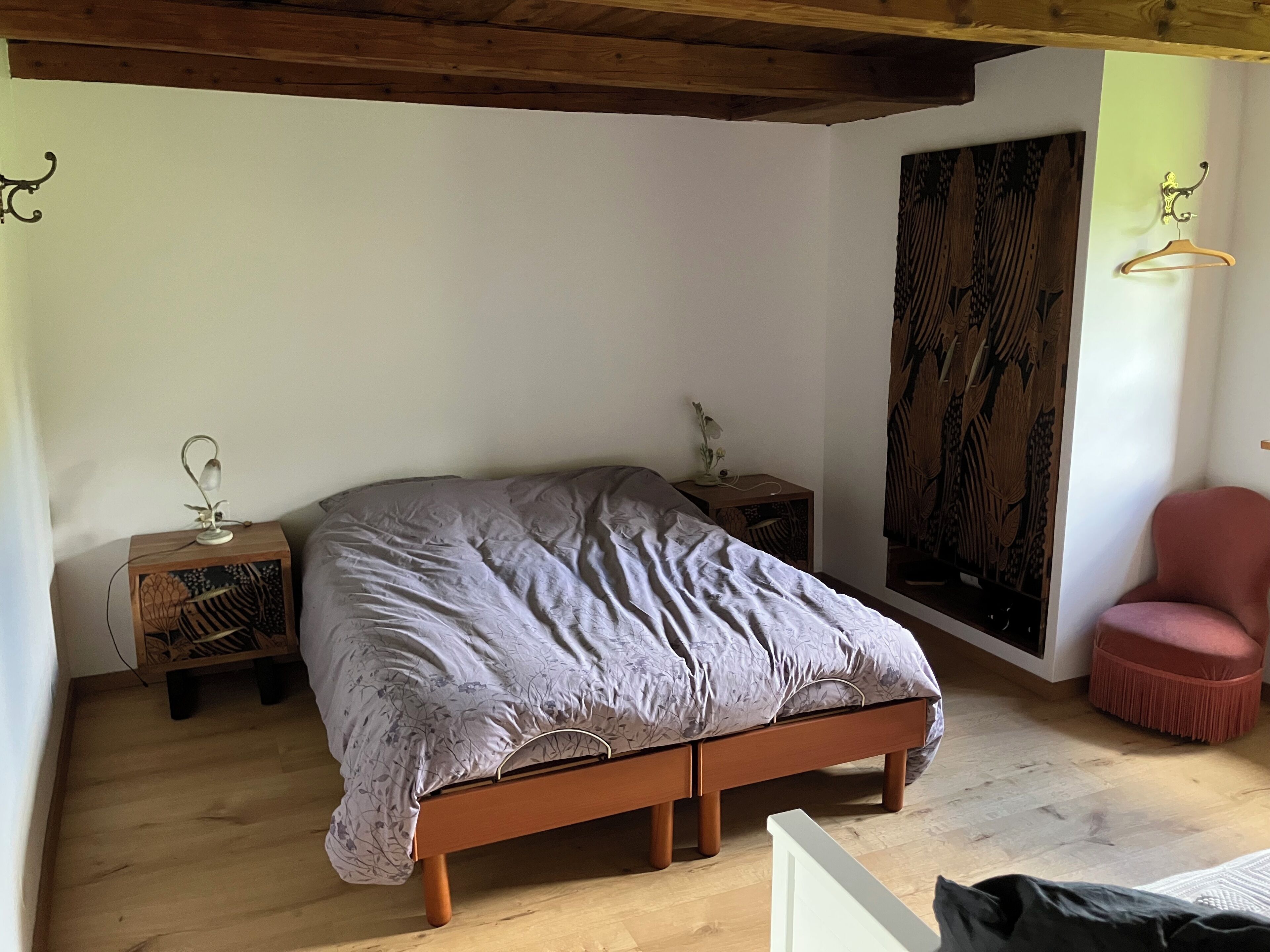 3 bedrooms, desk, iron/ironing board, travel crib