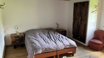 3 bedrooms, desk, iron/ironing board, travel crib