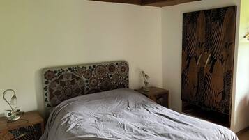 3 bedrooms, desk, iron/ironing board, travel crib
