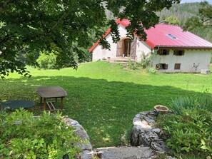 Terrace/patio - House in the middle of fields with direct access to the Valserine river (Mijoux)