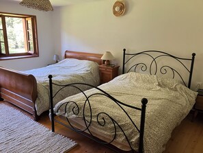 3 soverom, skrivebord, strykejern/-brett og reiseseng for barn
