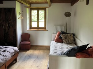 3 soverom, skrivebord, strykejern/-brett og reiseseng for barn
