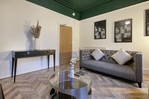 TV - Rosemount Place Apartment - Grampian Lettings (Aberdeen)