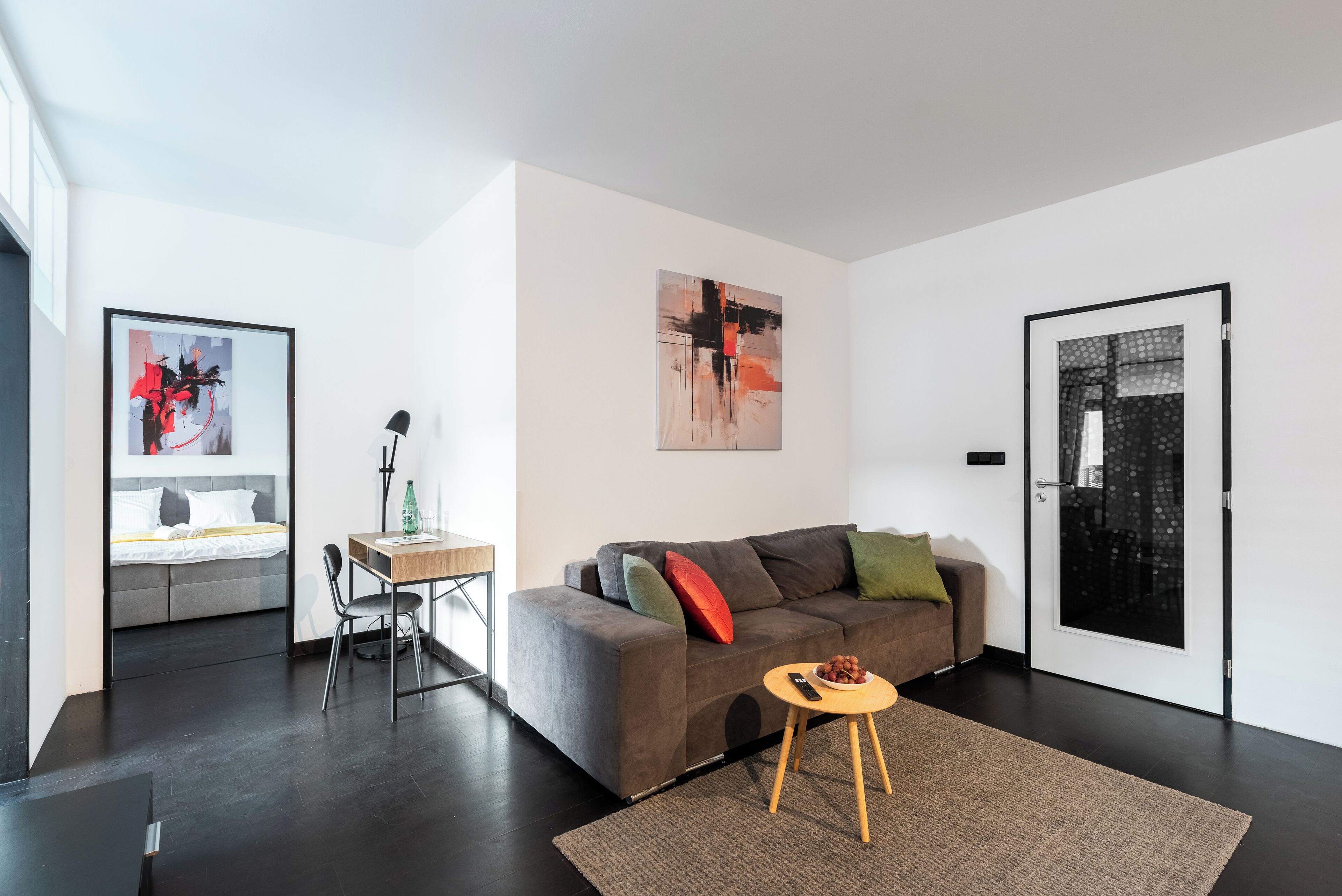 Apartamento luxo, sacada, vista para a cidade | Área de estar | Smart TV 49 polegadas com canais digitais, Netflix