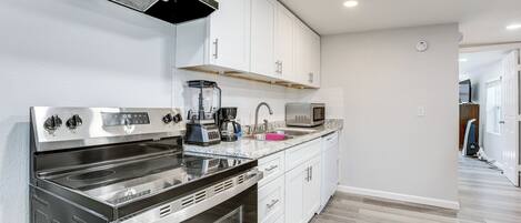 Fridge, microwave, stovetop, dishwasher