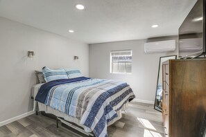 1 bedroom, iron/ironing board, Internet, bed sheets - Prime I-10/610 Access! Houston Home Base (Houston)