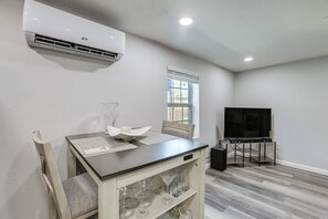 Dining - Prime I-10/610 Access! Houston Home Base (Houston)