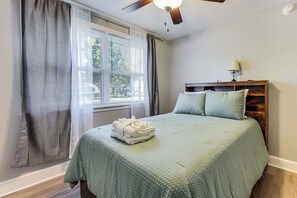 3 habitaciones, tabla de planchar con plancha, internet y ropa de cama 