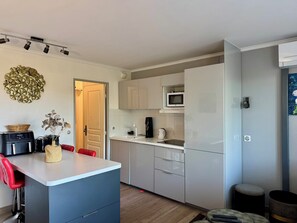 Coffee/tea maker, fridge, microwave, stovetop - Garden Apartment, Holiday Village, Swimming pools, Tennis court (Grimaud)