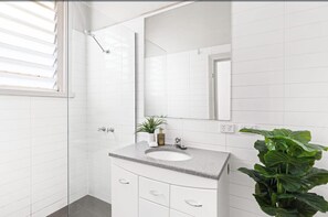 Hair dryer, towels, soap, toilet paper - Prime home near train, trams, cafes, schools, Yarra River & city attractions (Richmond)