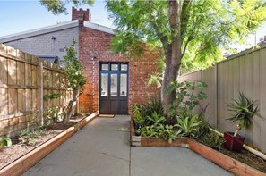 Property grounds - Prime home near train, trams, cafes, schools, Yarra River & city attractions (Richmond)