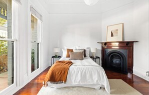 Internet, bed sheets - Prime home near train, trams, cafes, schools, Yarra River & city attractions (Richmond)