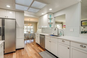 Fridge, microwave, stovetop, dishwasher