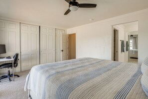 3 bedrooms, iron/ironing board, Internet, bed sheets - 5 Min to Fast Water: Waterfront Discovery Bay Home (Discovery Bay)