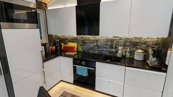 Fridge, microwave, dishwasher, cookware/dishes/utensils