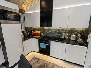 ثلاجة، ميكروويف، غسالة أطباق، مستلزمات طهي/أطباق/أوعية