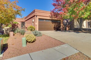 Property grounds - Covered Patio & Private Yard: Albuquerque Retreat (Albuquerque)