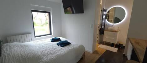 3 bedrooms, iron/ironing board, internet, bed sheets