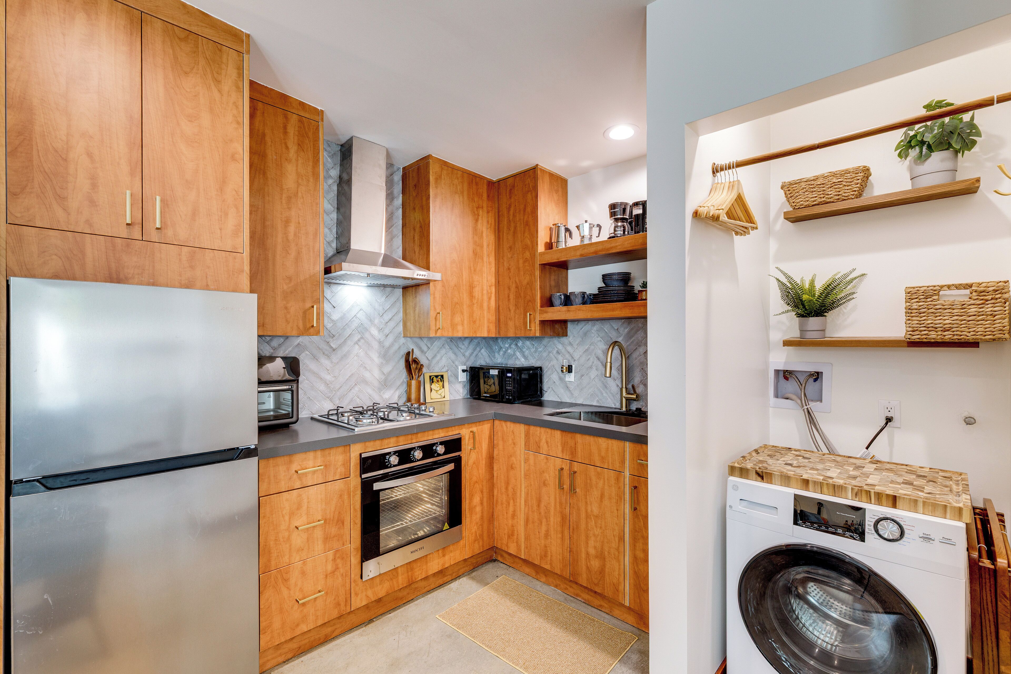 Réfrigérateur, four à micro-ondes, surface de cuisson, cafetière-théière