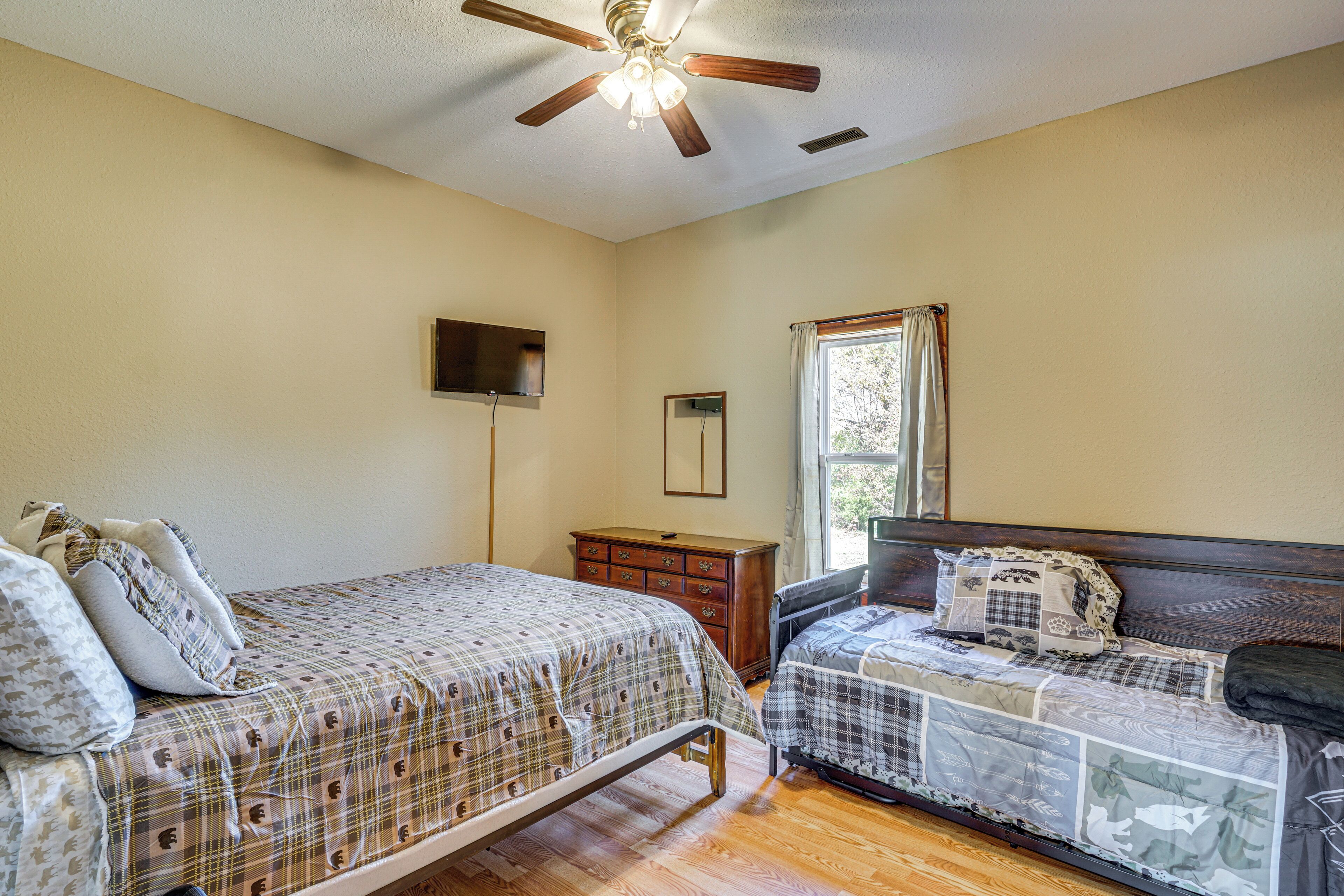 2 bedrooms, desk, iron/ironing board, travel crib