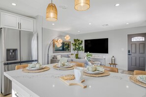 Dining - Charming Getaway Place with Parking in Los Angeles  (Los Angeles)
